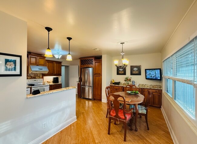 Access to kitchen and dinning room - 1401 61st Ave N