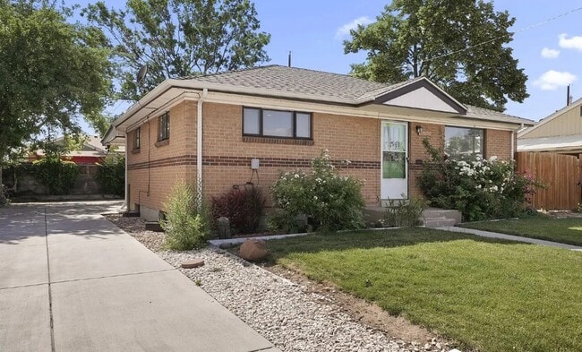 Autovía hasta el garaje de más de dos (2) automóvilesLovely Rose bushes y un césped bien cuidado - 7141 Quivas