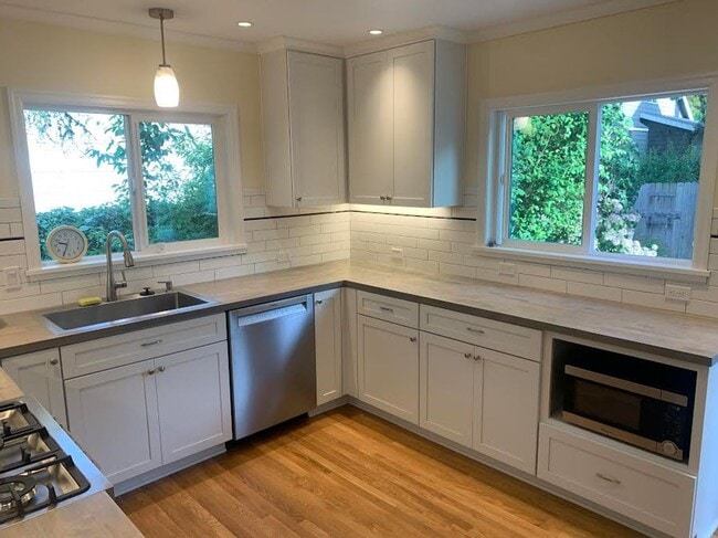 Photo - Impecable Remodel of Historic Eastmoreland...