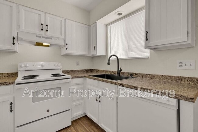 Photo - 3934 E Piccadilly Rd Townhome