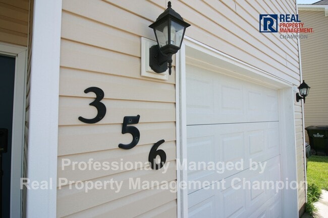 Building Photo - Beautiful Townhome with Open Floorplan and...