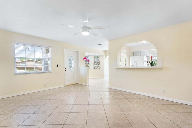 Photo - 272 NE 13th St