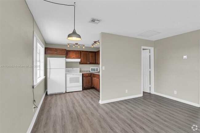 Building Photo - 588 Holly Dr Unit B Rental