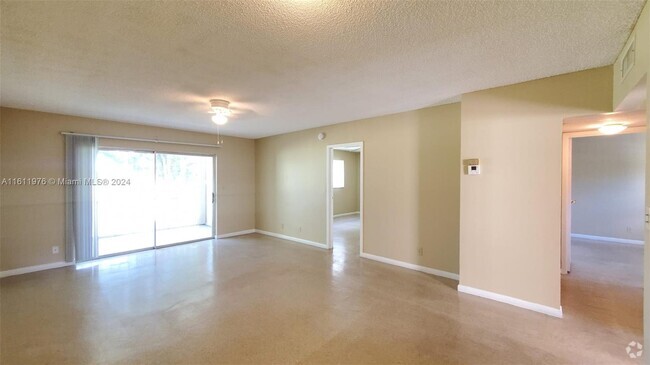 Building Photo - 1050 Country Club Dr Unit like new Rental