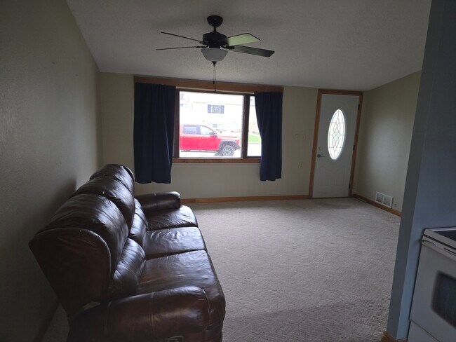 Photo - 617 1st St N