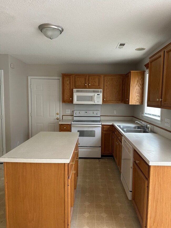 Building Photo - 3 Bedrooms and 2.5 Bathroom