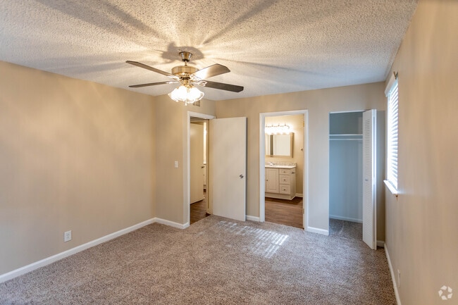 2BR , 1,5BA - 917SF