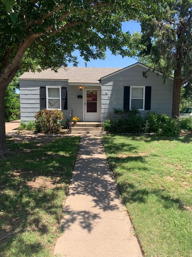 Adorable 2/1/1 Newer carpet and paint - Adorable 2/1/1 Newer carpet and paint House