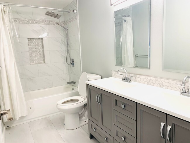 Photo - Light, Bright and Updated 2 bed 1.5 bath townhouse in Lynnwood