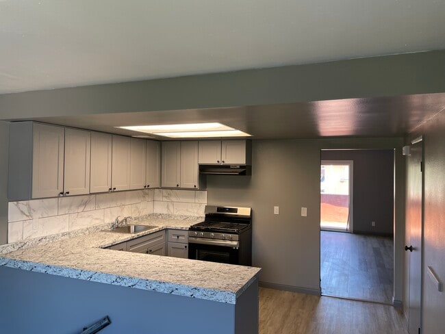 Building Photo - 1011 W 7th St Unit 3