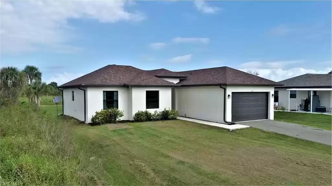 Photo - 585 41st Ave NW