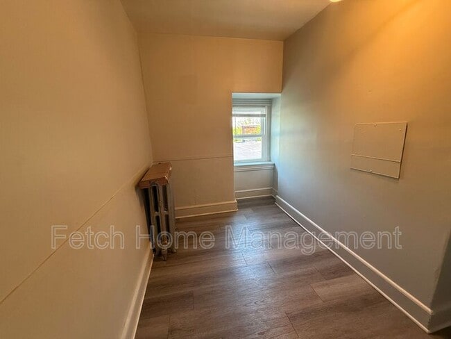 Photo - 911 E King St