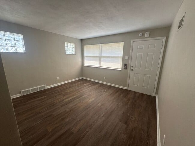 Photo - 2BR 1ba apartment conveniently located in ...