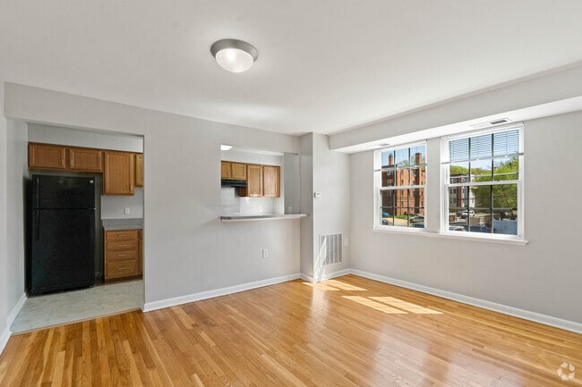 2BR, 1BA - 685SF - Kitchen - Fairlawn Marshall