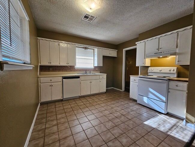 Photo - (3) Bed/(1.5) Bath Avail NOW! Pet Negotiable!