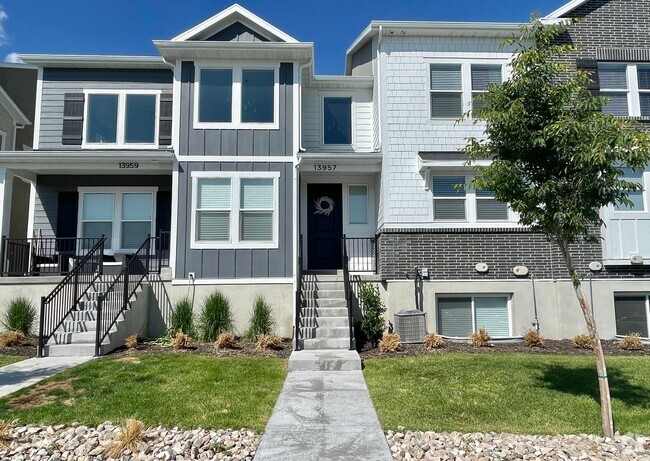 Building Photo - Beautiful Poolside Townhome at Mountain Ri...