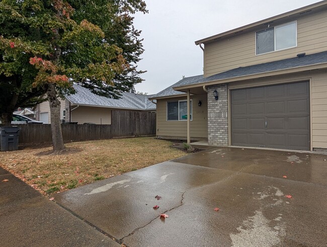 Building Photo - Nice 2bed/1.5 bath townhome- Great Springf...
