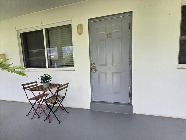 Building Photo - 2305 Monroe St Unit 12