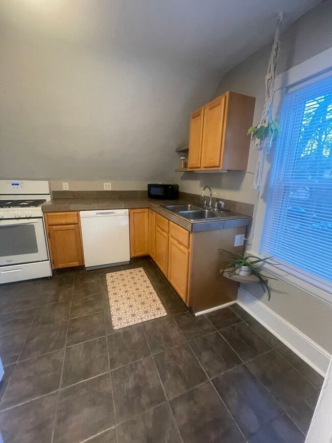 Photo - 850 Fulton St W