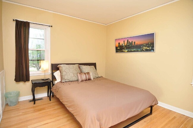 Photo - Spacious 3-Bed Duplex with Garage and 2 bathrooms in Minneapolis! Unit A