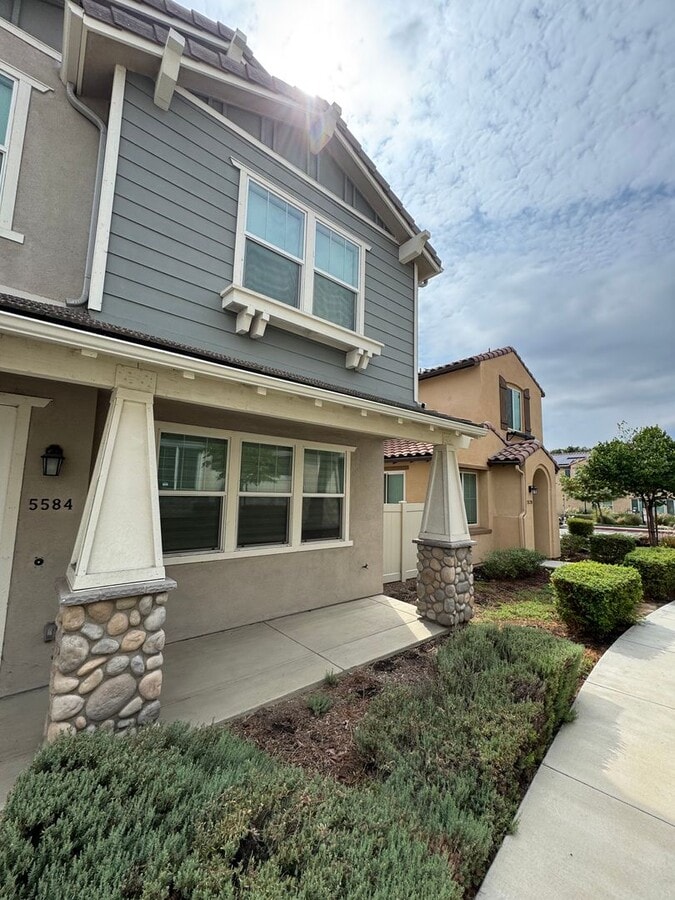 Modern 4-Bed, 2.5-Bath Detached Townhouse ... - Modern 4-Bed, 2.5-Bath Detached Townhouse ...
