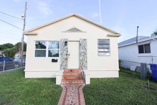Building Photo - Available now! Bedroom For Rent In Shared Home (shared kitchen and 2 baths) Unit 6