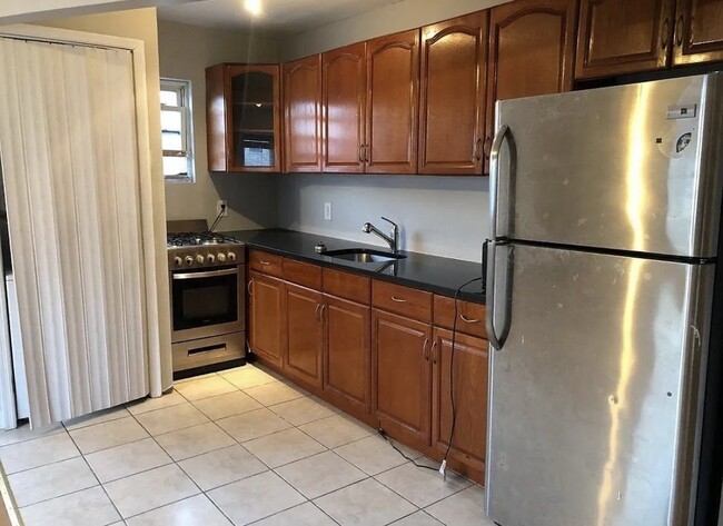 Building Photo - 1027 Halsey St Unit 3