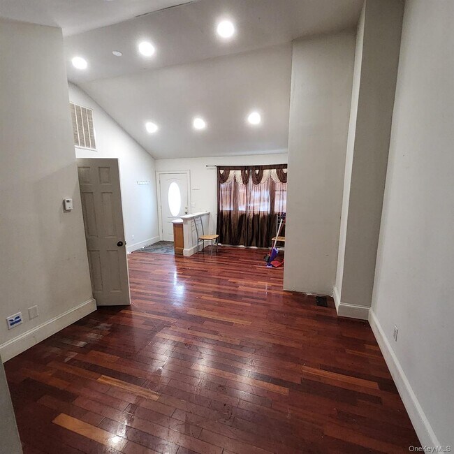 Photo - 8 Orchard Lake Dr