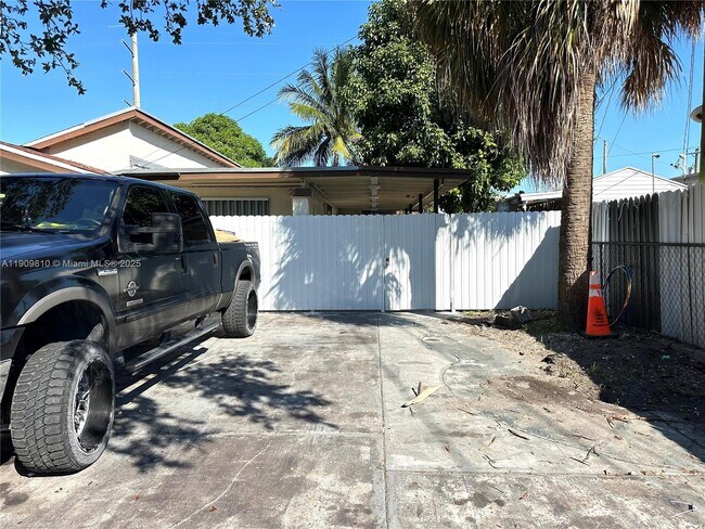 Photo - 4763 NW 3rd St Unidad 2