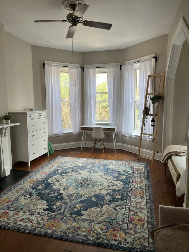 Building Photo - 605 Greenup St Unit 2