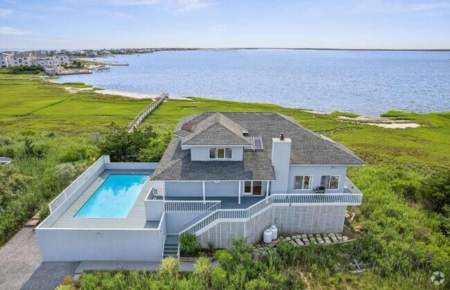 Building Photo - 552 Dune Rd Rental
