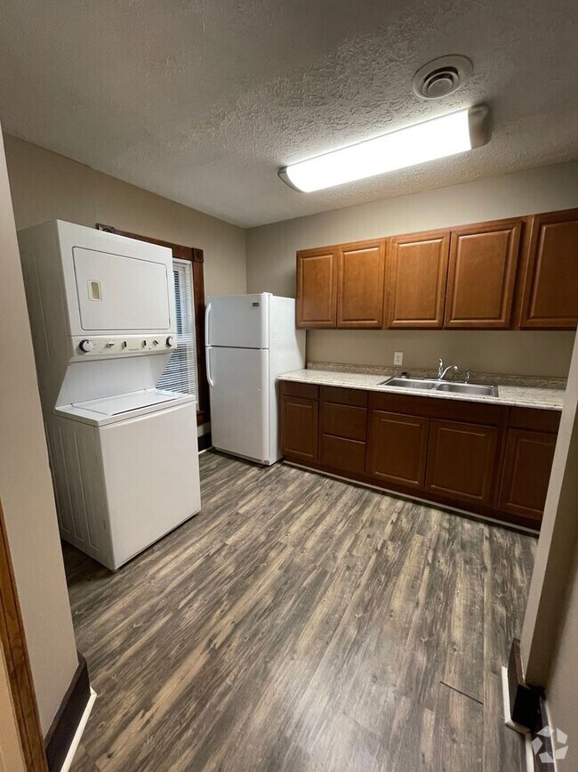Building Photo - 504 S 4th St Unit 504 1/2 S 4th - HBS Rental
