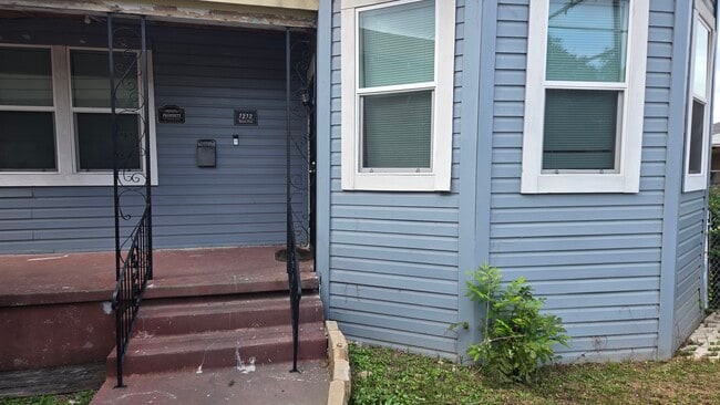 Building Photo - 1212 Buena Vista St Rental