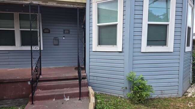 Building Photo - 1212 Buena Vista St Rental