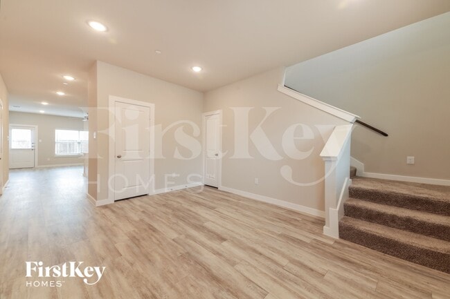 Photo - 321 Aveen Path