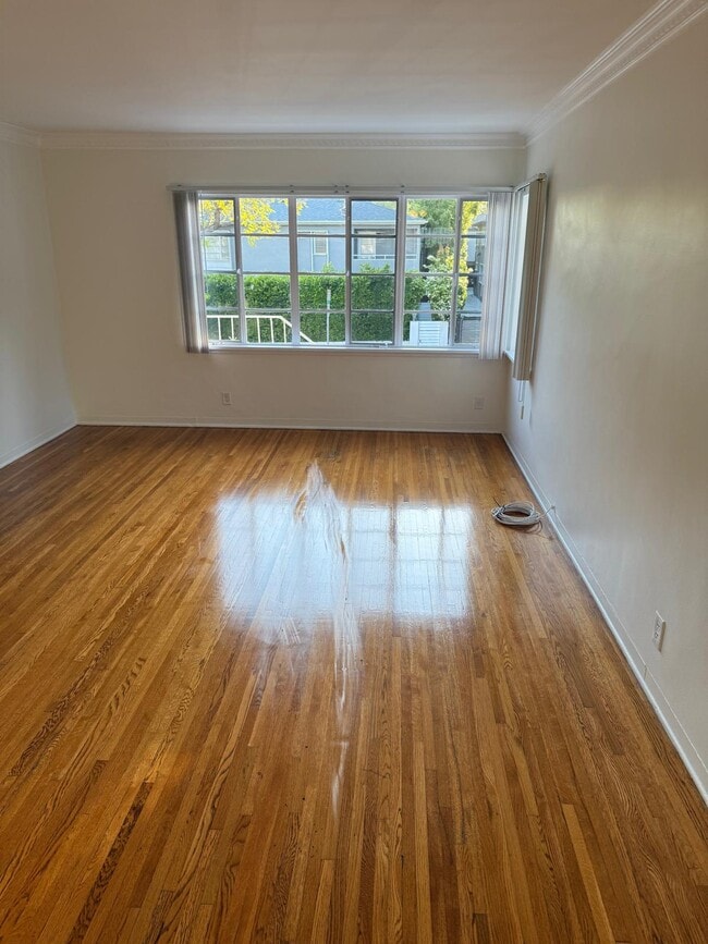 Living room - 1114 N Sweetzer Ave Unidad #B