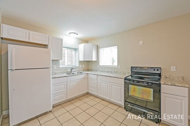 Building Photo - 4650 Vine St Unit B