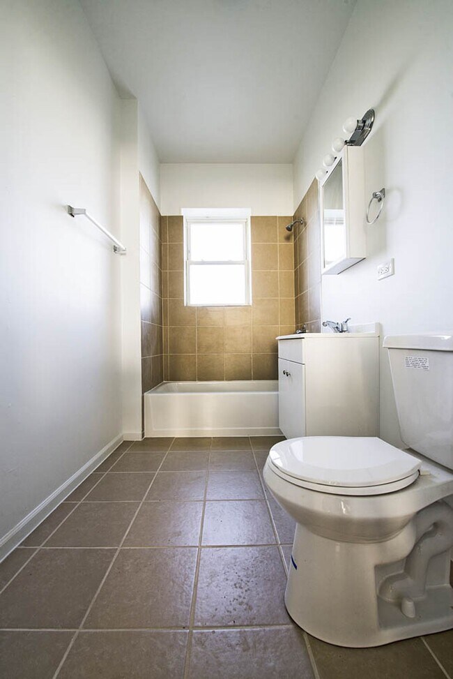 Photo - 7120-32 S Wabash Chicago, IL 60619