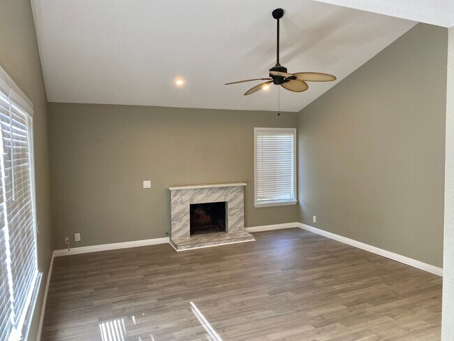 Photo - 1300 Cabrillo Park Dr Unidad Apt G