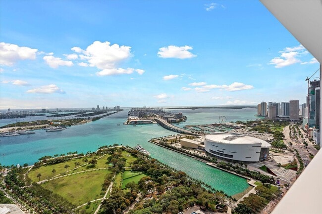 Building Photo - 1040 Biscayne Blvd Unit 4002