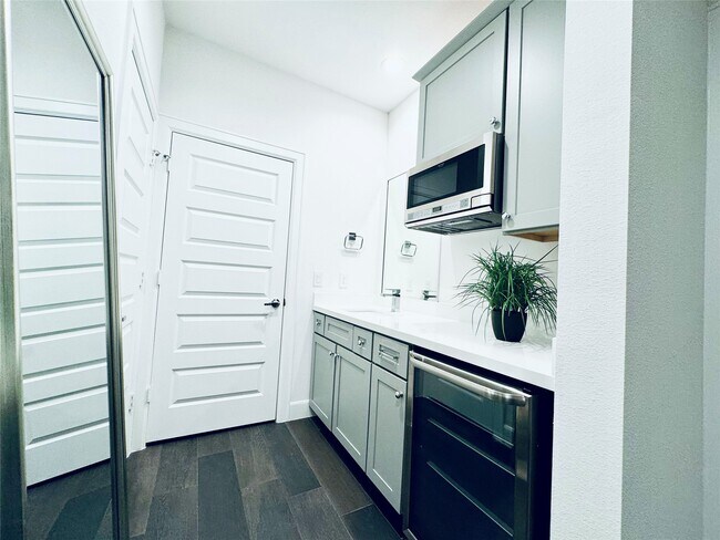 Photo - 2717 Clinton Dr