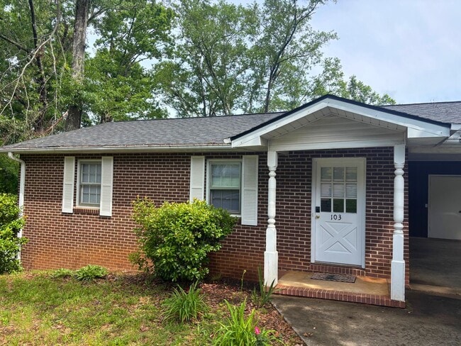 2 Bedroom Brick House with Large Yard & St... - 2 Bedroom Brick House with Large Yard & St...