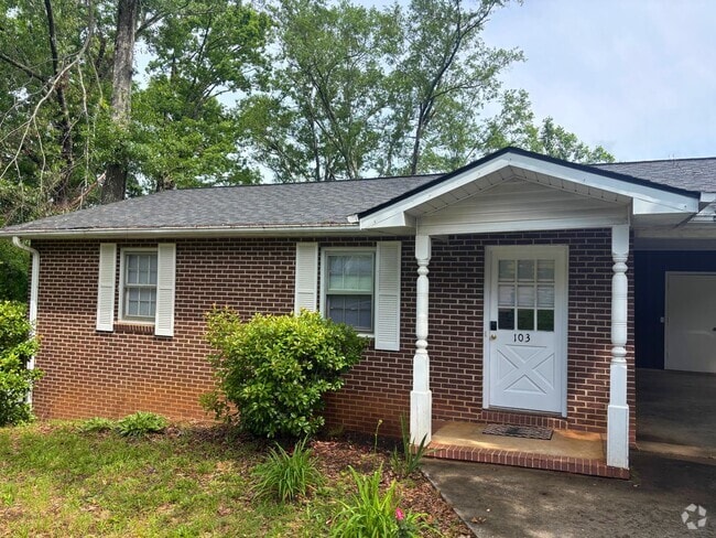 Building Photo - 2 Bedroom Brick House with Large Yard & St...