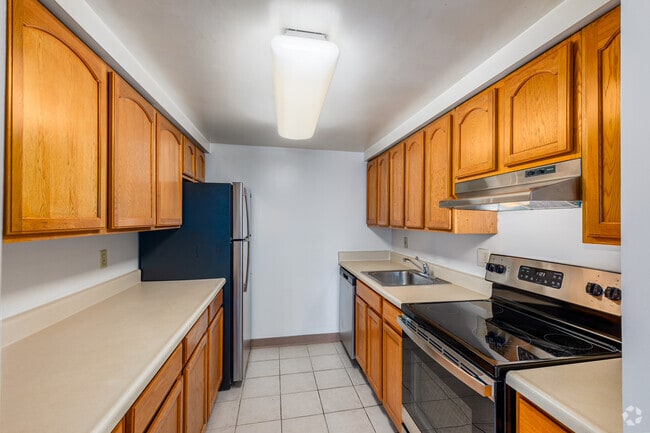2BR, 2BA - 780SF - Kitchen