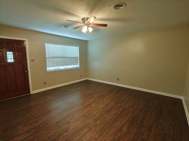 Photo - 10005 Raymond Dr