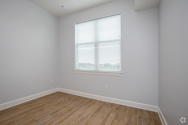 2BR, 1BA - 903SF - City Square 162