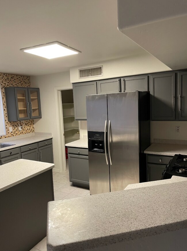 Photo - 3 Bed/2.5 Bath 2-Level Home with Loaded Kitchen! Washer/Dryer! Big backyard!