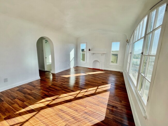 Chimenea decorativa con vistas al horizonte del centro de Los Ángeles a través de la ventana. - 1306 Montana St Unidad 1306.5