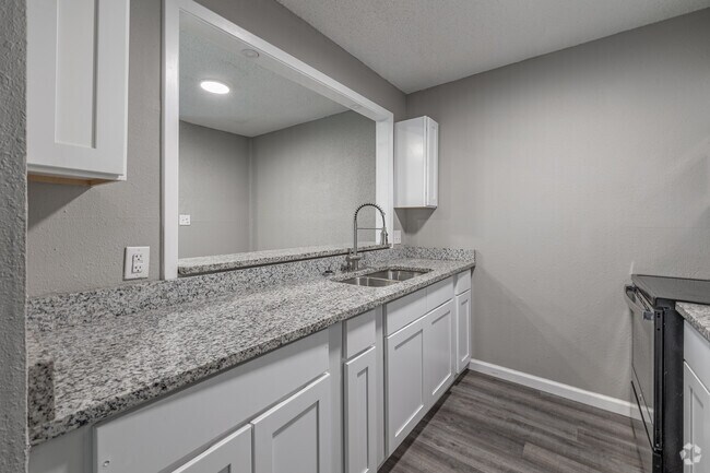 1BR, 1BA - 725 SF