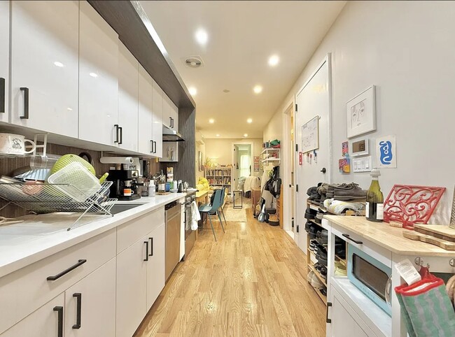 Building Photo - 506 Onderdonk Ave Unit 2L Rental